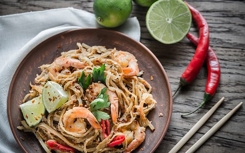 thai-fried-rice-noodles-with-shrimps-PK9BAQ7-min-1-pmc7ozl1q70z6ypsvma3m3y1qria97c5ec42q6u9vs